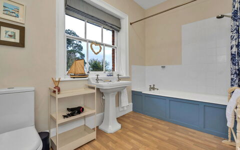 Clavering Hall: Flooring, Interieur Ontwerp, Verdieping, Loodgieterswerkinrichting, Badkamer, Plafond, Loodgieter, Verlichting, Wc Bril, Toilet