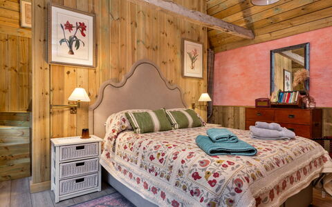 The Potting Shed at Island Hall: Meubilair, Bed, Interieur Ontwerp, Slaapkamer, Bedding, Laken, Hout, Plafond, Linens, Kamer