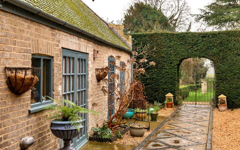 The Potting Shed at Island Hall: Struik, Bloempot, Flagstone, Tuin, Oprit, Kamerplant, Steen, Cobblestone, Gang, Landscaping
