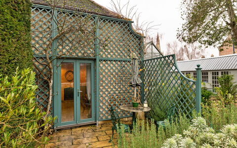 The Potting Shed at Island Hall: Groen, Struik, Tuin, De Lente, Verblijf, Schaduw, Landscaping, Werf, Garden Gebouwen