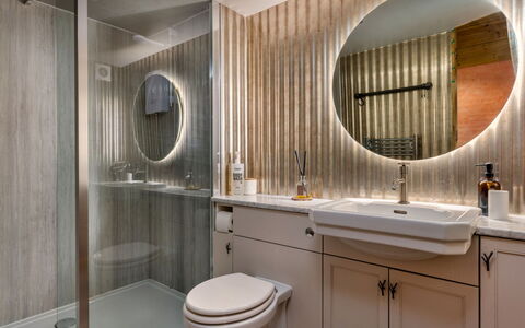 The Potting Shed at Island Hall: Badkamer, Loodgieterswerkinrichting, Interieur Ontwerp, Flooring, Verdieping, Loodgieter, Wastafel In De Badkamer, Wastafel, Spiegel, Kraan