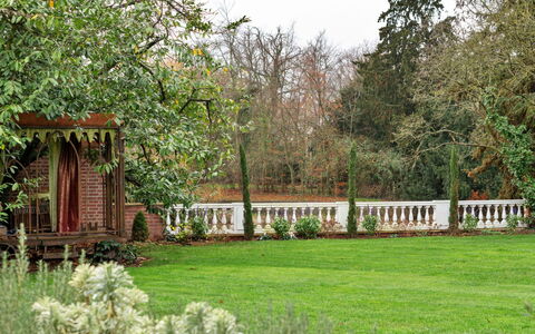 The Potting Shed at Island Hall: Struik, Tuin, De Lente, Gazon, Schaduw, Landscaping, Backyard, Werf, Park