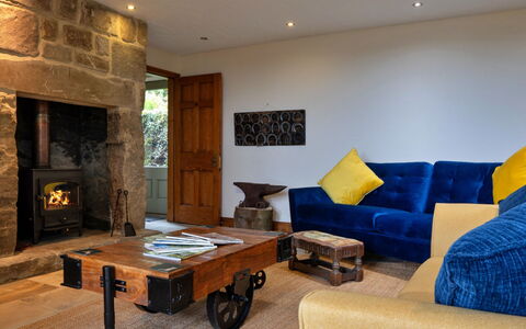 Rough Close Farm Cottage: Meubilair, Interieur Ontwerp, Flooring, Muur, Bankstel, Hout, Verdieping, Woonkamer, Kamer, Fotolijst