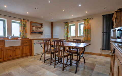 Rough Close Farm Cottage: Meubilair, Interieur Ontwerp, Flooring, Verdieping, Hout, Plafond, Kamer, Cabinetry, Verlichting, Keuken