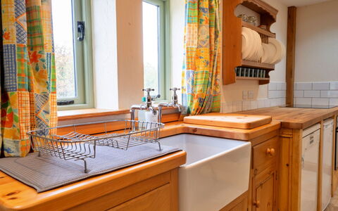 Rough Close Farm Cottage: Keuken, Countertop, Hout, Cabinetry, Gootsteen, Loodgieterswerkinrichting, Interieur Ontwerp, Wastafel, Flooring, Kraan