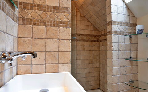 Rough Close Farm Cottage: Muur, Flooring, Loodgieterswerkinrichting, Verdieping, Badkamer, Tegel, Interieur Ontwerp, Loodgieter, Kraan, Samengesteld Materiaal