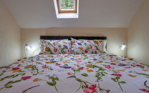 Rough Close Farm Cottage: Slaapkamer, Laken, Bed, Bedding, Linens, Meubilair, Interieur Ontwerp, Textiel, Kamer, Bed Frame