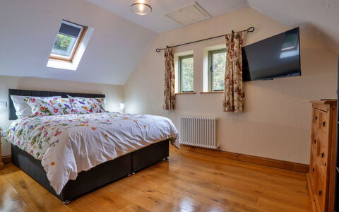 Rough Close Farm Cottage: Bed, Interieur Ontwerp, Slaapkamer, Meubilair, Hout, Plafond, Laken, Bedding, Flooring, Kamer