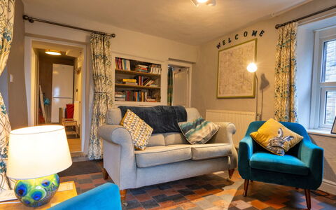 East Bank: Meubilair, Interieur Ontwerp, Muur, Bankstel, Hout, Flooring, Woonkamer, Kamer, Verdieping, Huis