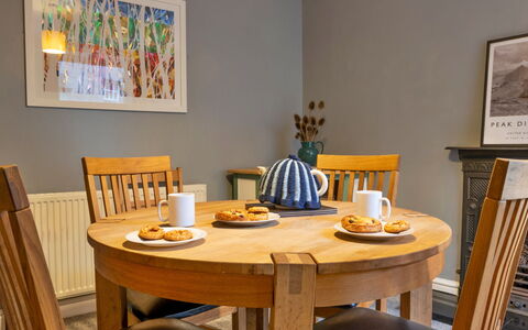 East Bank: Meubilair, Interieur Ontwerp, Hout, Flooring, Tafel, Eetkamer, Stoel, Keuken En Eettafel, Verdieping, Kamer