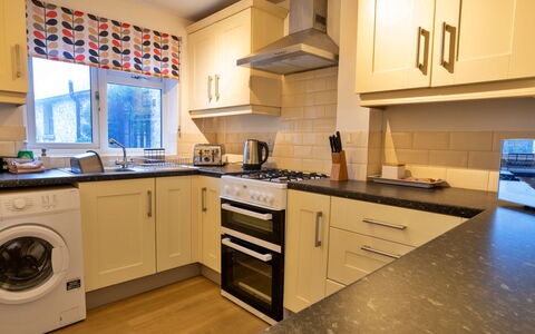East Bank: Toestel Van De Keuken, Keuken, Countertop, Major Appliance, Interieur Ontwerp, Flooring, Cabinetry, Huishoudapparatuur, Hout, Fornuis