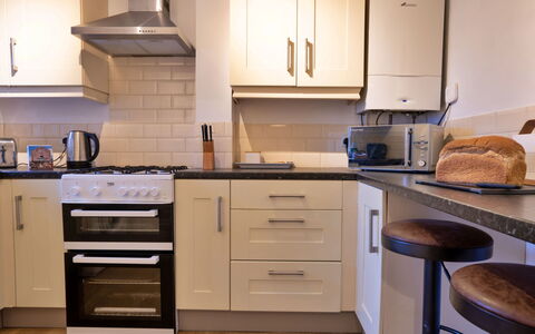 East Bank: Toestel Van De Keuken, Keuken, Countertop, Meubilair, Major Appliance, Cabinetry, Interieur Ontwerp, Flooring, Fornuis, Huishoudapparatuur