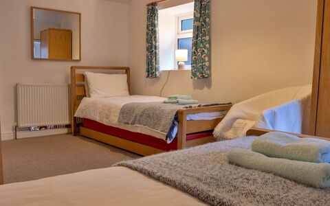 East Bank: Meubilair, Interieur Ontwerp, Bed, Flooring, Verdieping, Slaapkamer, Hout, Kamer, Plafond, Laken