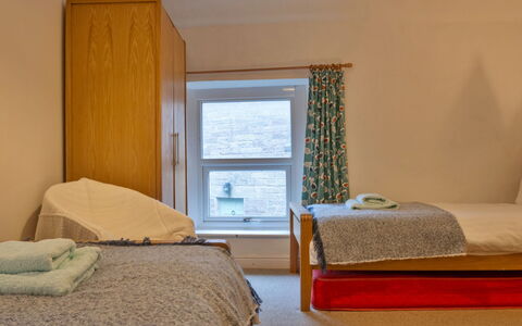 East Bank: Meubilair, Interieur Ontwerp, Verdieping, Flooring, Bed, Muur, Slaapkamer, Hout, Kamer, Laken