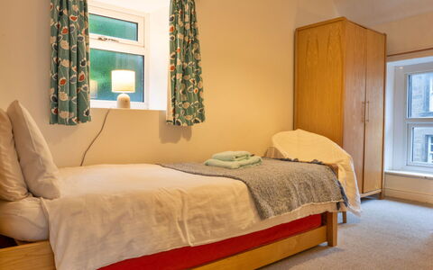 East Bank: Meubilair, Bed, Interieur Ontwerp, Slaapkamer, Flooring, Muur, Verdieping, Laken, Bedding, Hout