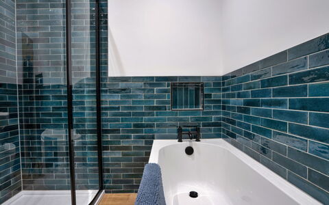 East Bank: Blauw, Flooring, Badkamer, Samengesteld Materiaal, Tegel, Loodgieterswerkinrichting, Steen, Ceramic, Loodgieter, Kraan