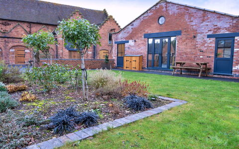 Courtyard View at Longford: Gras, Metselwerk, Steen, Landgoed, Tuin, Verblijf, Gazon, Werf, Boerderij, Landscaping