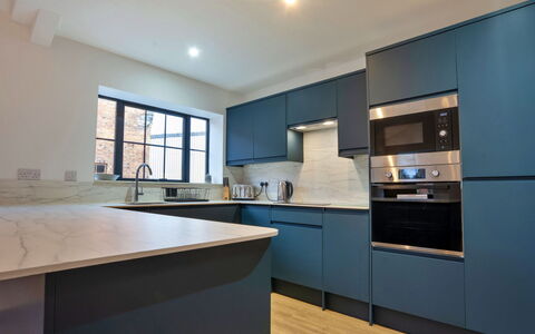 Courtyard View at Longford: Keuken, Countertop, Cabinetry, Interieur Ontwerp, Flooring, Toestel Van De Keuken, Major Appliance, Hout, Verdieping, Plafond