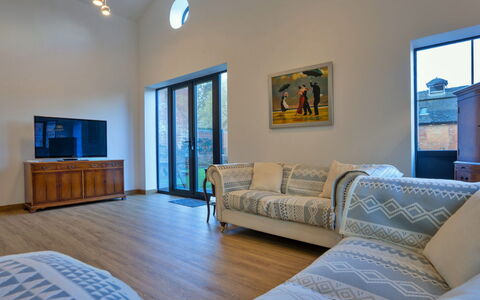 Courtyard View at Longford: Meubilair, Interieur Ontwerp, Bankstel, Flooring, Verdieping, Muur, Hout, Kamer, Plafond, Woonkamer