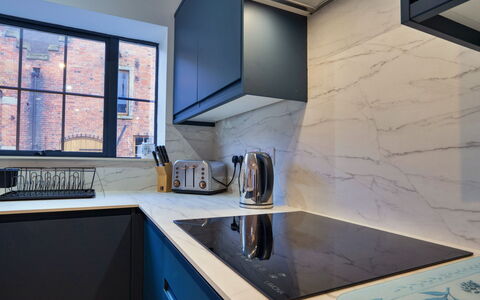 Courtyard View at Longford: Keuken, Countertop, Toestel Van De Keuken, Interieur Ontwerp, Flooring, Major Appliance, Cabinetry, Verdieping, Huishoudapparatuur, Fornuis