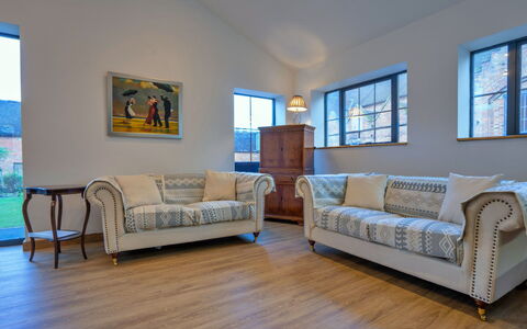 Courtyard View at Longford: Meubilair, Bankstel, Interieur Ontwerp, Flooring, Hout, Verdieping, Woonkamer, Houten Vloer, Kamer