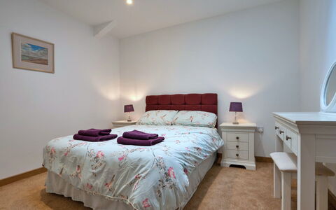 Courtyard View at Longford: Meubilair, Bed, Slaapkamer, Bedding, Interieur Ontwerp, Laken, Hout, Kamer, Plafond, Linens