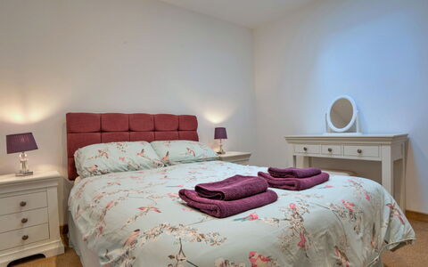 Courtyard View at Longford: Bed, Meubilair, Bedding, Slaapkamer, Laken, Interieur Ontwerp, Hout, Linens, Kamer, Lade