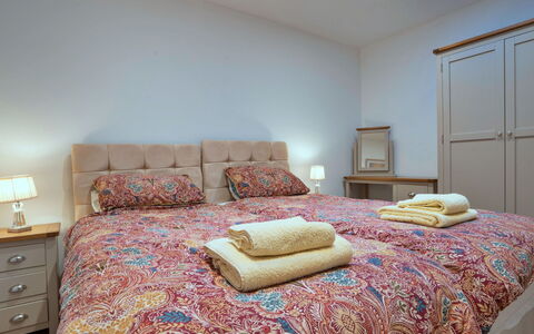 Courtyard View at Longford: Bed, Meubilair, Bedding, Interieur Ontwerp, Slaapkamer, Laken, Muur, Kamer, Verdieping, Hout