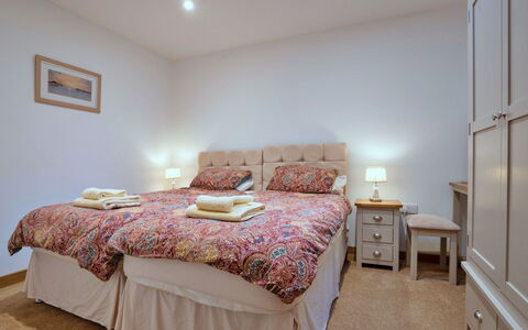 Courtyard View at Longford: Meubilair, Bed, Slaapkamer, Bedding, Interieur Ontwerp, Laken, Hout, Kamer, Linens, Textiel