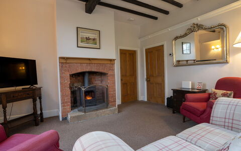 South Lodge at Longford: Muur, Meubilair, Huis, Flooring, Fotolijst, Kamer, Woonkamer, Plafond, Haard