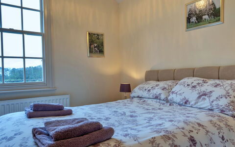 South Lodge at Longford: Bed, Slaapkamer, Laken, Bedding, Hout, Meubilair, Linens, Bed Frame, Verdieping, Interieur Ontwerp