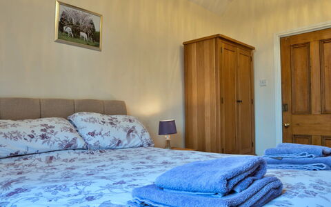 South Lodge at Longford: Bed, Meubilair, Muur, Slaapkamer, Hout, Laken, Interieur Ontwerp, Bedding, Verdieping, Flooring