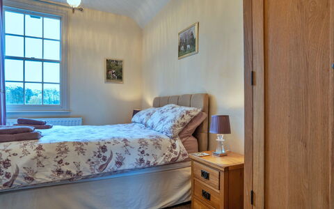 South Lodge at Longford: Bed, Bedding, Slaapkamer, Meubilair, Laken, Muur, Hout, Interieur Ontwerp, Verdieping, Flooring