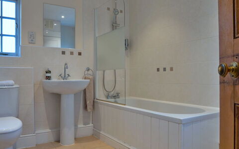 South Lodge at Longford: Badkamer, Flooring, Loodgieterswerkinrichting, Verdieping, Bad, Muur, Interieur Ontwerp, Kraan, Loodgieter, Kamer