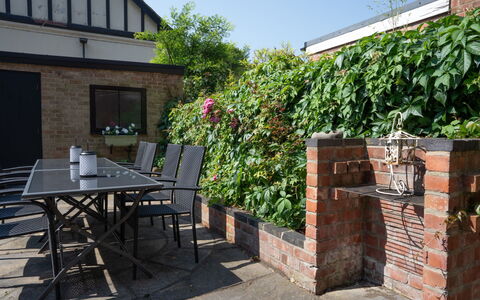 House on the Green: Muur, Steen, Metselwerk, Struik, Tuin, Backyard, Buitenmeubels, Werf, Landscaping