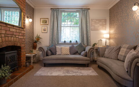 House on the Green: Meubilair, Interieur Ontwerp, Muur, Bankstel, Flooring, Verdieping, Woonkamer, Verlichting, Huis, Kamer
