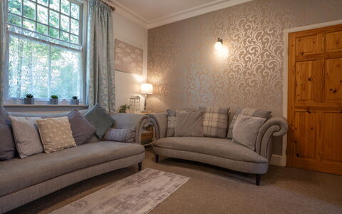 House on the Green: Interieur Ontwerp, Meubilair, Verdieping, Flooring, Huis, Kamer, Woonkamer, Gordijn, Plafond