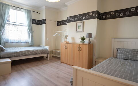 House on the Green: Meubilair, Interieur Ontwerp, Bed, Verdieping, Flooring, Slaapkamer, Muur, Hout, Kamer, Houten Vloer