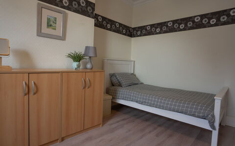 House on the Green: Meubilair, Flooring, Verdieping, Interieur Ontwerp, Hout, Slaapkamer, Bed, Kamer, Lade, Verlichting