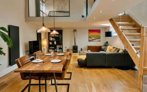 Heather View Chapel: Meubilair, Interieur Ontwerp, Flooring, Hout, Plafond, Verdieping, Houten Vloer, Tafel, Bankstel, Woonkamer