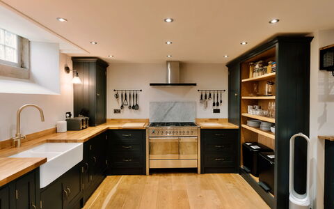 Heather View Chapel: Keuken, Meubilair, Toestel Van De Keuken, Countertop, Cabinetry, Interieur Ontwerp, Flooring, Major Appliance, Hout, Fornuis