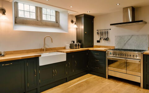 Heather View Chapel: Keuken, Countertop, Cabinetry, Toestel Van De Keuken, Flooring, Hout, Interieur Ontwerp, Major Appliance, Meubilair, Fornuis