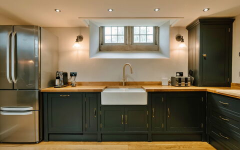 Heather View Chapel: Keuken, Countertop, Toestel Van De Keuken, Meubilair, Cabinetry, Interieur Ontwerp, Flooring, Major Appliance, Hout, Verdieping