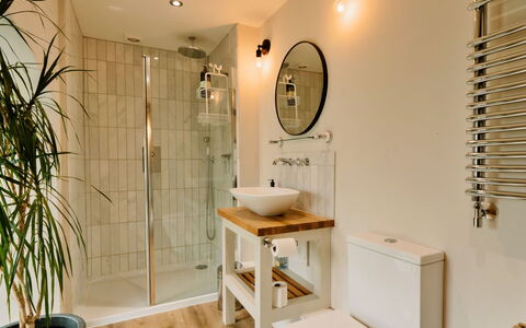 Heather View Chapel: Loodgieterswerkinrichting, Interieur Ontwerp, Badkamer, Flooring, Verdieping, Wastafel In De Badkamer, Wastafel, Toilet, Kraan, Loodgieter