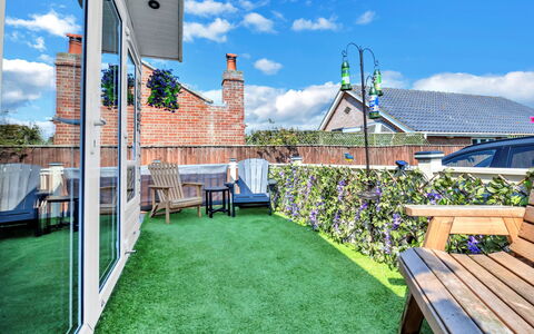 Osprey Court 1: Huis, Appartement, Tuin, Kunstgras, Landscaping, Werf, Landgoed, Gazon, Backyard, Binnenplaats