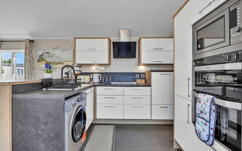 Osprey Court 1: Flooring, Major Appliance, Interieur Ontwerp, Verdieping, Wasmachine, Plafond, Wasdroger, Huishoudapparatuur, Keuken, Countertop