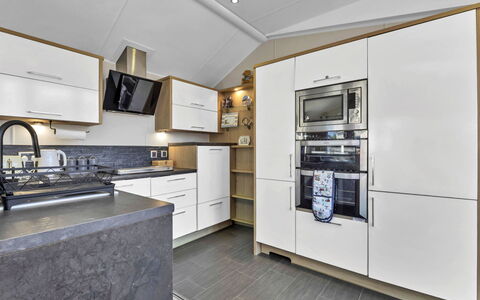 Osprey Court 1: Keuken, Countertop, Cabinetry, Hout, Interieur Ontwerp, Flooring, Major Appliance, Toestel Van De Keuken, Huishoudapparatuur, Plafond