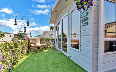 Osprey Court 1: Huis, Tuin, Werf, Landscaping, Backyard, Kunstgras, Gazon, Dek, Stoel, Patio