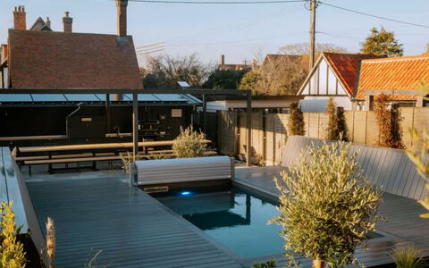 Arc Thorpeness: Huis, Zwembad, Samengesteld Materiaal, Schaduw, Backyard, Tuin, Dek, Buitenmeubels, Siding, Werf