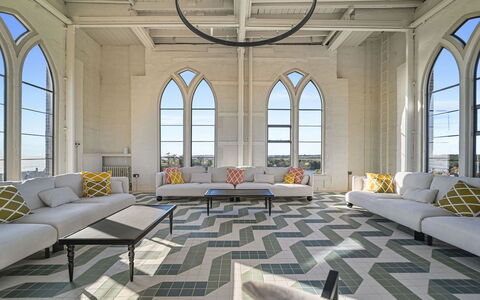 Arc Thorpeness: Flooring, Verdieping, Interieur Ontwerp, Plafond, Tegel, Daylighting, Woonkamer, Lobby, Symmetrie